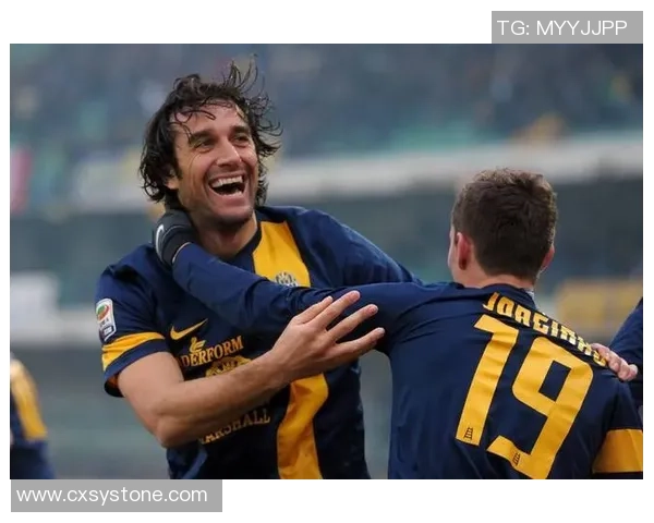 足球球星情侣甜蜜互动曝光 展现爱情与事业双赢的完美平衡